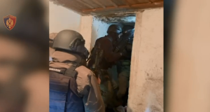 (VIDEO) Dorëzohen pas 12 orësh: Çfarë fshihej brenda banesës së Oroshit?
