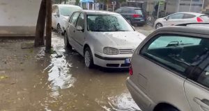 Lagja “Gurabardh” në Elbasan përmbytet pas vetëm 2 minutash reshje
