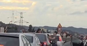 VIDEO/ Dy të rinj, sherr mes mjeteve në autostradë: Ç’ke që sheh?!