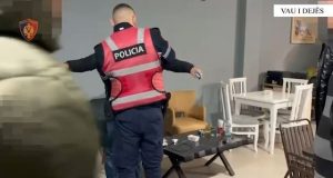Dy të arrestuar në Shkodër, njëri kapet me pistoletë, tjetri me kanabis