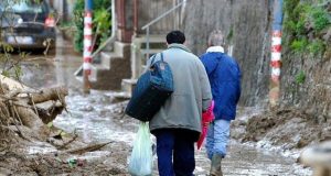 Përmbytet Siçilia, ujërat e rrëmbyeshme marrin me vete automjete dhe tavolina
