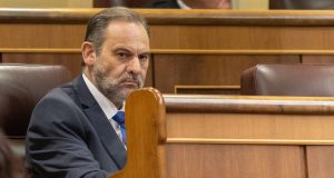 Kur COVID-19 të bën milioner, ish-ministri akuzohet për korrupsion