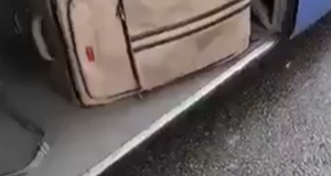 “Kush të futi aty?”/ Gruaja gjendet në një valixheje në autobus, autoritetet nisin hetimet (VIDEO)