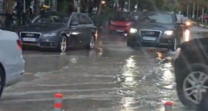 Reshjet e shiut krijojnë probleme në Vlorë në ditën e zgjedhjeve të pjesshme