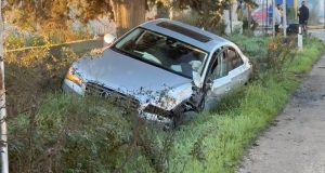 Aksident në Fier–Levan: “Audi” përfundon në kanal, pa të lënduar