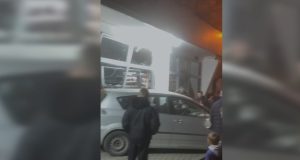 Aksident në Kombinat: Makina përplaset me dyqan, një tjetër përmbyset, pa viktima