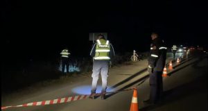 Aksident në Maliq, makina del nga rruga/ Plagosen dy persona, mes tyre një fëmijë