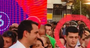 Arbër Hajdari, pasaardhësi i Veliajt, që pastron tek “Fundjava ndryshe” paratë e korrupsionit të babait dhe të vjehrrit Blerim Devolli