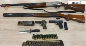 Tiranë/ Arrestohen dy të rinj, arsenal armësh dhe drogë në banesë