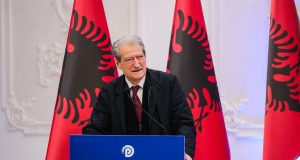 “Paratë i ke tek rruga”/ Berisha: Si u bë Balluku me 300 apartamente dhe 15 supermarkete