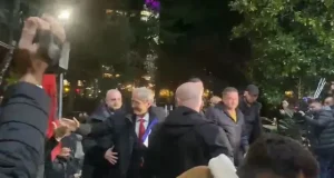Pak para protestës, Sali Berisha mbërrin në selinë e PD-së! (VIDEO)