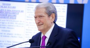 Vendimi i Kushtetueses/ Berisha “kthen sytë” nga socialistët thirrje t’i bashkohen protestës: “Rruga, shpresa e vetme”
