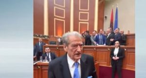 Tensionet në Kuvend, Berisha futet live në Facebook: Shkoni gjeni Agasin