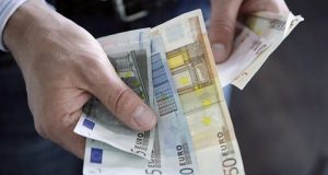 Kursi i këmbimit trondit tregun: Euro prek fundin historik