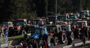 Fermerët përshkallëzojnë protestat, qindra traktorë në rrugë