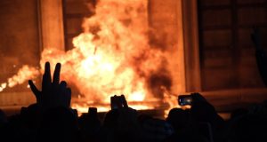 Protesta e PD/ Qytetarit i plas molotovi tek këmbët