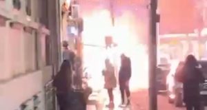 Merr flakë shtylla elektrike te “Selvia”/ Kalimtarët në rrezik, asnjë shërbim emergjence në zonë