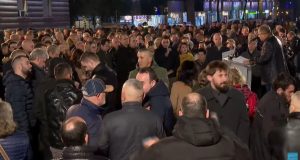 PD nis tubimin para Kryeministrisë me një grusht protestuesish