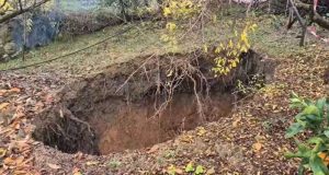 Belsh, fenomen i rrezikshëm: Hapet gropë 10 metra e thellë pranë lagjes së spitalit