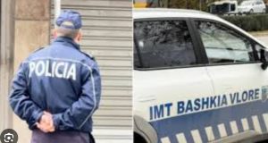 Tensione në Vlorë: Qytetarët përplasen me IMT-në, polici nxjerr armën dhe qëllon në ajër