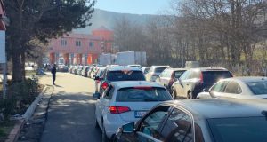 Fluks masiv në Kakavijë, pritje të gjata për hyrje në vend