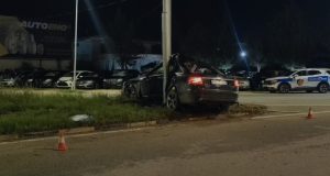 Lushnje/ I riu përplaset te rrethrrotullimi i Savrës, “Audi” ndalet nga shtylla elektrike