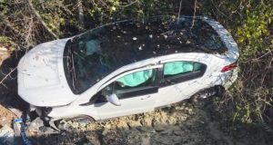 Lushnje-Berat/Shoferit i bllokohet timoni, makina përfundon në kanal! Dy të plagosur rëndë