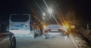 “Pse xhiron gomat?” – Konflikti për makinën përfundon me të shtëna me armë zjarri në Mamurras, një i plagosur