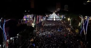 Opozita në protestë mbush sheshin para kryeministrisë