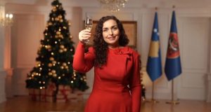 Osmani uron qytetarët për Vitin e Ri: Le të jetë viti 2026 një vit suksesi për ju dhe Kosovën tonë