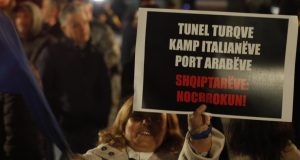 FOTO/ Mesazhe kundër korrupsionit në protestë: Tunel turqve, port arabëve! Shqiptarëve ‘Noc Rrokun’