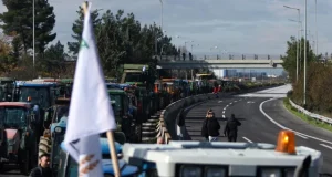 Greqi: Fermerët përshkallëzojnë protestat, bllokada në rrugë, porte dhe dogana