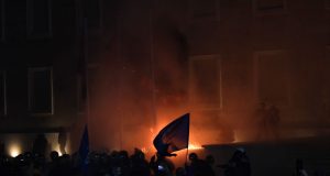 Përfundon protesta e opozitës, policia nis shoqërimin e protestuesve që hodhën molotove