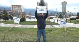 “Dita e Rinisë pa rini”, qytetari i Kukësit del i vetëm në protestë me pankarta