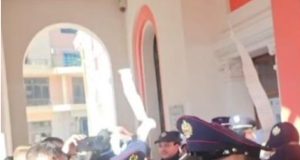 “Haram votat tona, maskarenj!” – Vlora shpërthen në protestë pas 5 ditësh pa ujë