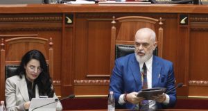 PD kërkon mbledhjen e Këshillit të Mandateve: Gjejnë të mbyllur derën e sallës