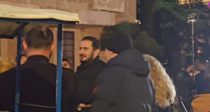 Opozita nis protestën para kryeministrisë, i pranishëm edhe Ervin Salianji
