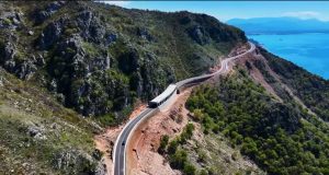 Rruga panoramike Shëngjin–Velipojë që kushtoi 3.8 milion euro, rrezikon shembjen, qarkullimi vetëm në një korsi