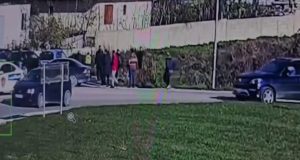 VIDEO/ Përplasje mes qytetarëve dhe forcave të INUK në Vlorë, të shtëna me armë nga policia