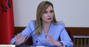 “Goditje e heshtur” për qytetarët – Tabaku flet për pasojat e rënies së euros
