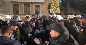 “Jemi shqiptarë!” – Protestuesit përplasen me policinë para Kryeministrisë (VIDEO)
