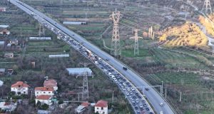 (VIDEO) Trafik i paralizuar çdo të shtunë në Tiranë–Elbasan, “Hinka e Shijonit” kthehet në makth për drejtuesit