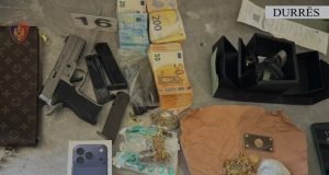 Drogë, pistoletë dhe 29 mijë euro në autobus: Pranga shoferit në Durrës