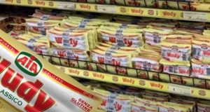 Skandali i salçiçeve “Wudy” me bakterin e rrezikshëm. Pse heshtin institucionet?