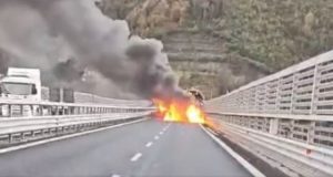 Grabitje si në filma: Banda bllokon autostradën, zhduk 2 milionë euro!