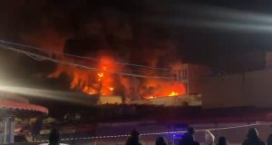 Pas dy orësh viijon ende zjarri tek “5 MAJ”! Shkrumbohen rreth 200 biznese
