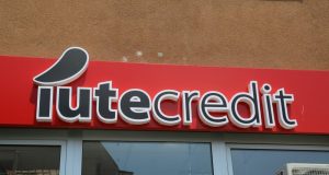 Mikrokredia e heshtur që po zhvat shqiptarët/ Skema e IUTE: Si një kredi 1000 euro kthehet në makth financiar