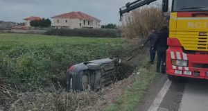 Aksident në aksin Fier–Seman, automjeti përfundon në kanal