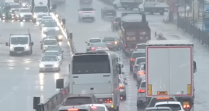 Përmbytet autostrada Tiranë–Durrës, qytetarët të bllokuar për orë të tëra në trafik