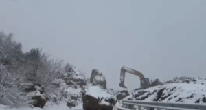 Bora mbulon aksin Qukës–Qafë Plloçë, qarkullimi vazhdon të jetë i bllokuar